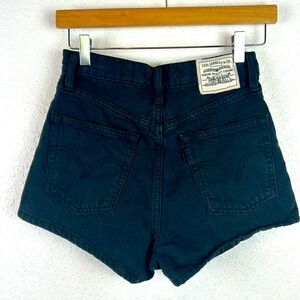 Levi’s black denim Ribcage shorts 26
